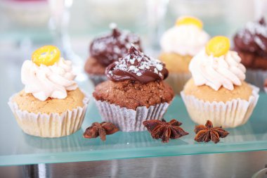 Büfe yemek servisi, masada..