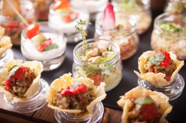 Büfe yemek servisi, masada..