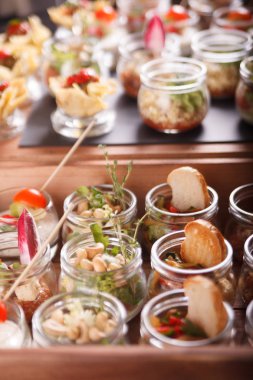 Büfe yemek servisi, masada..