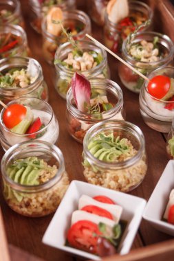 Büfe yemek servisi, masada..