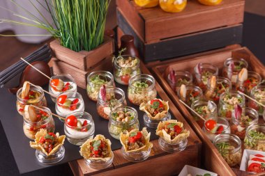 Büfe yemek servisi, masada.