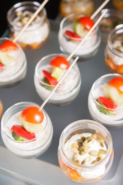 Büfe yemek servisi, masada.