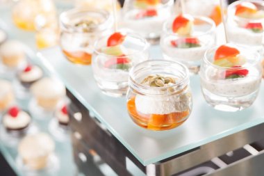 Büfe yemek servisi, masada.