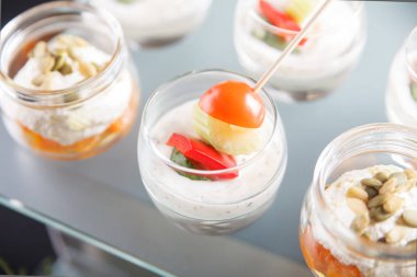 Büfe yemek servisi, masada.