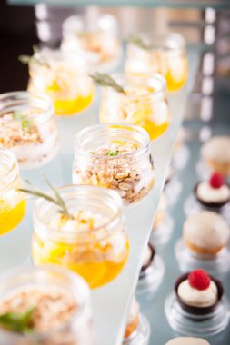 Büfe yemek servisi, masada.