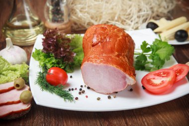 Öğle yemeği ızgara sosis ve taze sebze salatası.