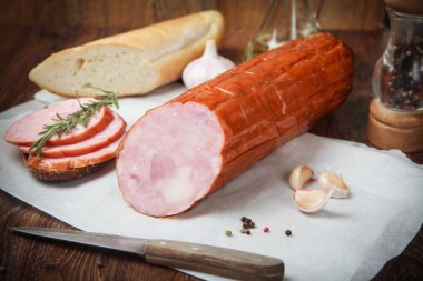 Öğle yemeği ızgara sosis ve taze sebze salatası.