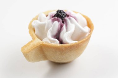 Tartlets saury ve bir tabak ve boş tartlets bir tablo üzerinde yumurta salatası ile.