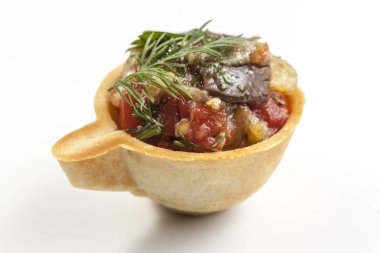 Tartlets saury ve bir tabak ve boş tartlets bir tablo üzerinde yumurta salatası ile.