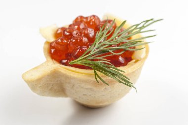 Tartlets saury ve bir tabak ve boş tartlets bir tablo üzerinde yumurta salatası ile.