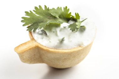 Tartlets saury ve bir tabak ve boş tartlets bir tablo üzerinde yumurta salatası ile.