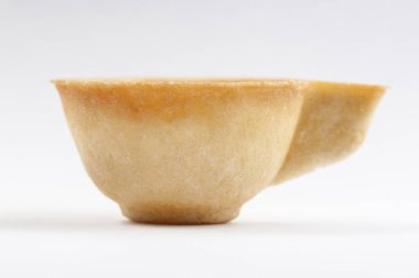 Tartlets saury ve bir tabak ve boş tartlets bir tablo üzerinde yumurta salatası ile.