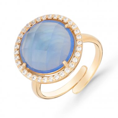 Beyaz arkaplanda altın yüzük.