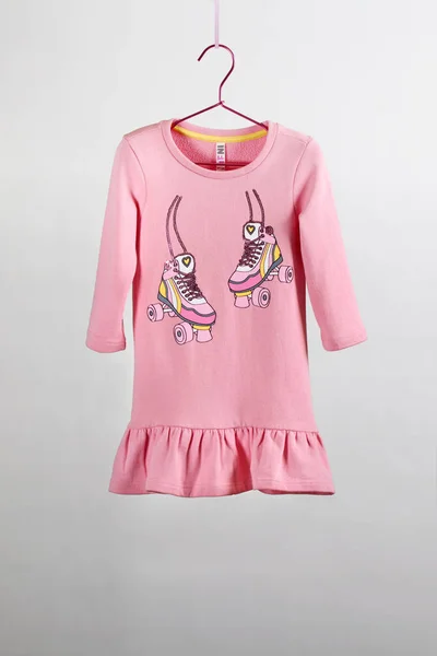 Weelderige chique rok met een blouse voor meisjes van tulle. Kinder camera, Toverstaf, accessoires — Stockfoto