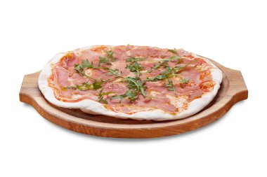 sebze, tavuk ve zeytin üzerinde beyaz izole lezzetli pizza