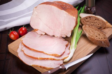 Et ve sosis taze ve hazır et ayarla. Sığır eti, domuz eti, tuzlanmış domuz yağı ve sosis ve salam sosis.