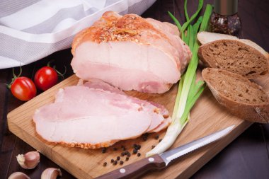 Et ve sosis taze ve hazır et ayarla. Sığır eti, domuz eti, tuzlanmış domuz yağı ve sosis ve salam sosis.