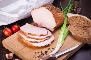 Et ve sosis taze ve hazır et ayarla. Sığır eti, domuz eti, tuzlanmış domuz yağı ve sosis ve salam sosis.