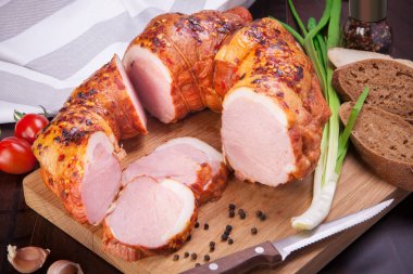 Et ve sosis taze ve hazır et ayarla. Sığır eti, domuz eti, tuzlanmış domuz yağı ve sosis ve salam sosis.