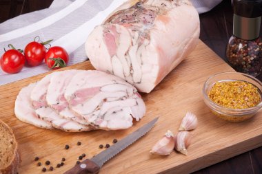 Et ve sosis taze ve hazır et ayarla. Sığır eti, domuz eti, tuzlanmış domuz yağı ve sosis ve salam sosis