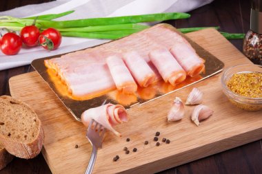 Et ve sosis taze ve hazır et ayarla. Sığır eti, domuz eti, tuzlanmış domuz yağı ve sosis ve salam sosis.