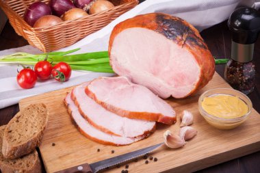 Et ve sosis taze ve hazır et ayarla. Sığır eti, domuz eti, tuzlanmış domuz yağı ve sosis ve salam sosis.