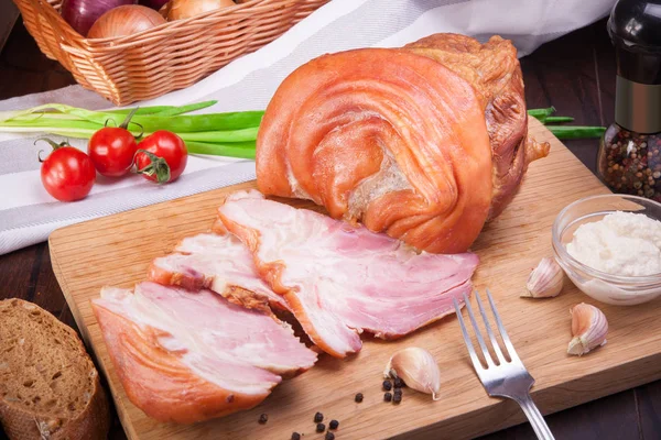 Et ve sosis taze ve hazır et ayarla. Sığır eti, domuz eti, tuzlanmış domuz yağı ve sosis ve salam sosis.