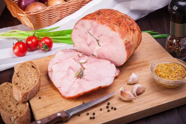 Carne y embutidos Conjunto de carne fresca y preparada. Carne de vacuno, cerdo, manteca de cerdo salada y salchichas de bolonia y salami — Foto de Stock