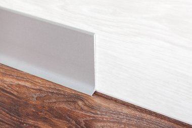 Duvardaki süpürgelik yüklü