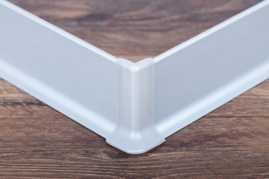 Duvardaki süpürgelik yüklü