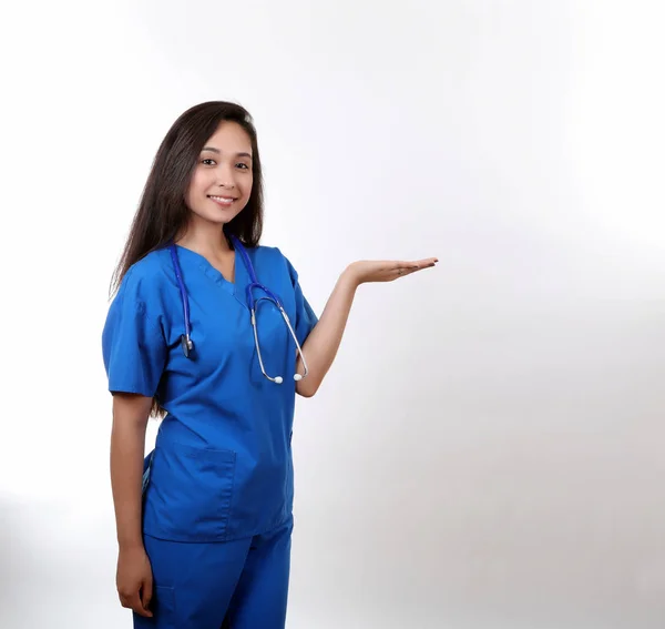 Krankenschwester hält die Hand auf — Stockfoto