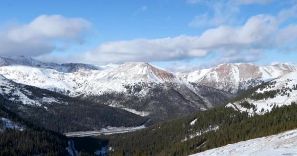 Een Prachtig Shot Van Wolken Die Langs Loveland Pass Gebied — Stockvideo