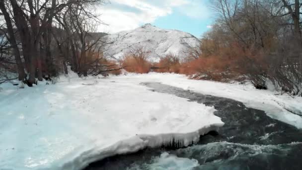 Imagens Cênicas Clear Creek Golden Colorado Rio Congelado Seguido Drone — Vídeo de Stock