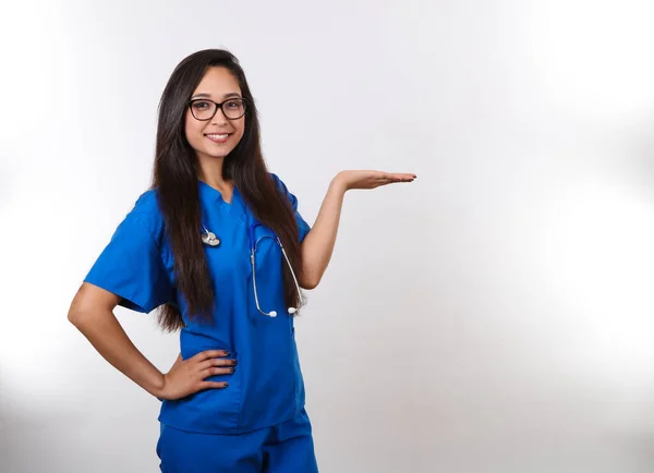 Eine Junge Hispanische Krankenschwester Mit Brille Hält Ihre Hand Hoch — Stockfoto