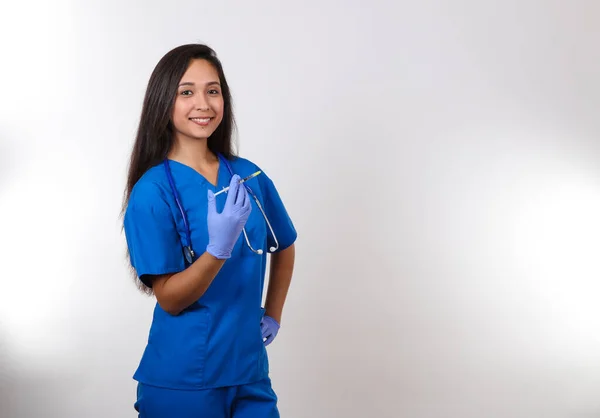 Een Vriendelijke Vrouwelijke Verpleegster Klaar Haar Patiënt Injecteren — Stockfoto