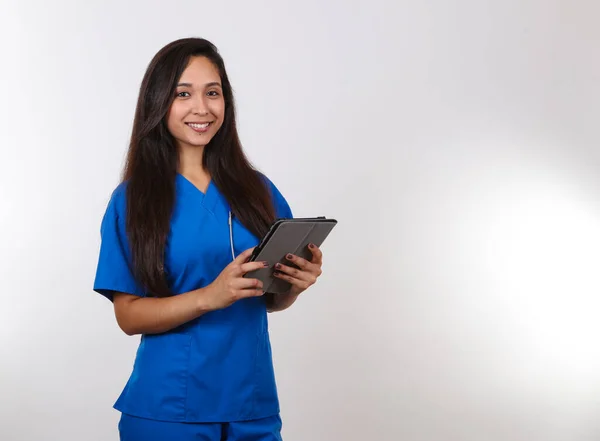 Eine Attraktive Krankenschwester Macht Sich Notizen Auf Ihrem Tablet — Stockfoto