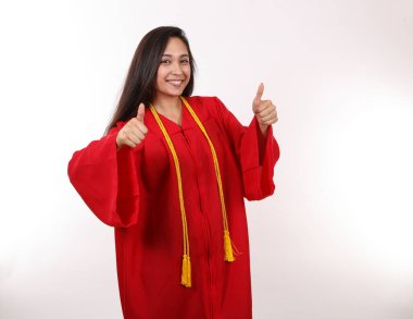 Mezun olan dişinin iki parmağı var..