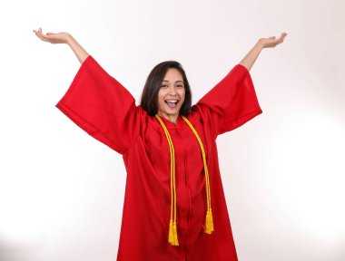 Heyecanlı bir bayan mezun kutlamak için ellerini havaya kaldırıyor..