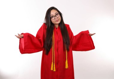 Yeni mezun olmuş bir bayan, bir sonraki aşama hakkında hala kararsız..