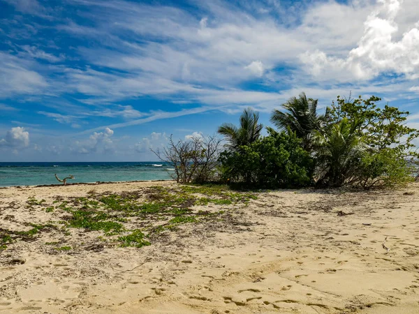 Verbazingwekkende Wolken Bedekken Lucht Een Klein Eiland Buurt Van Puerto — Stockfoto