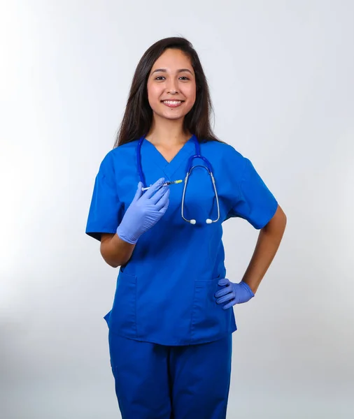 Eine Attraktive Krankenschwester Blauem Peeling Hält Stolz Einen Impfstoff Der — Stockfoto