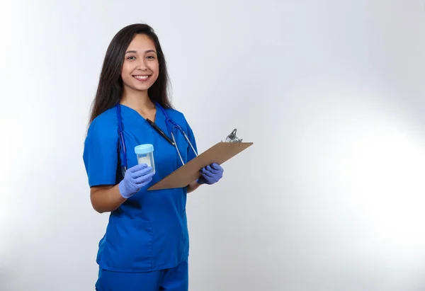 Uma Enfermeira Alegre Segurando Copo Coletor Amostra Urina Vazio Para — Fotografia de Stock