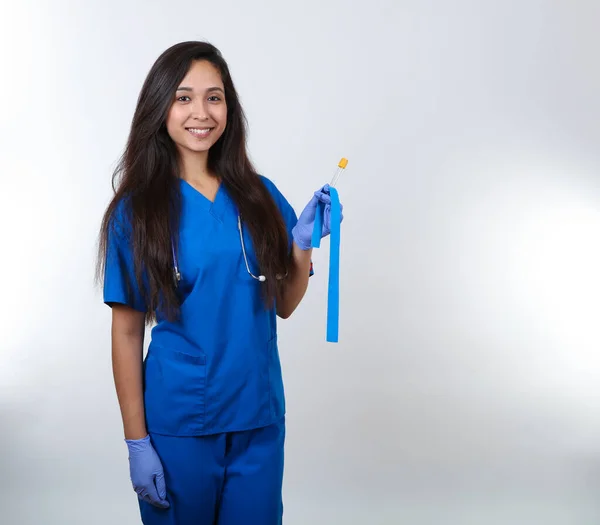 Eine Junge Krankenschwester Blauem Peeling Steht Bereit Eine Blutprobe Abzulegen — Stockfoto