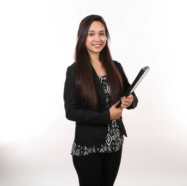 Çekici bir İspanyol çalışanı gülümserken siyah portföyünü tutuyor..