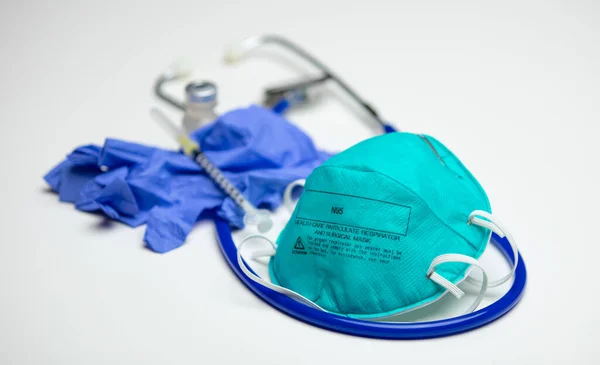 Egy Egészségügyi Részecske Légzőkészülék Sebészeti Maszk Egy Sztetoszkópon Kesztyű Fecskendő — Stock Fotó