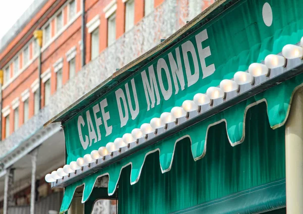 New Orleans, Los Angeles - 27 Mart 2016: Fransız Mahallesi 'ndeki Caf Du Monde Orijinal Fransız Market Kahve Dükkanı' nın dış tabelasına yakın çekim.