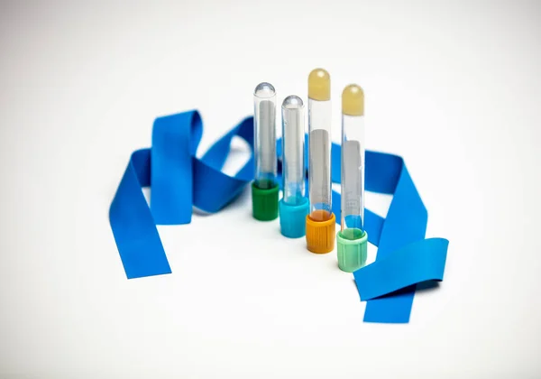 Dört çeşit, boş kan toplama tüpü ve bir turnike. Laboratuvar ve kan testlerinde kullanılır..