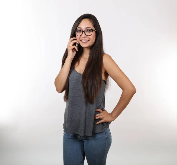 Kot pantolonlu güzel bir bayan ve gözlük takan gri bir atlet. Telefonda konuşuyorlar..