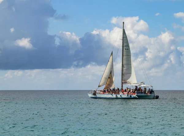 Bateau Plein Touristes Navigue Dans Les Caraïbes Près République Dominicaine — Photo