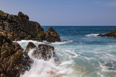 Jalisco, Meksika 'da Playa Mayto' da dalgalar kayalara çarpar..